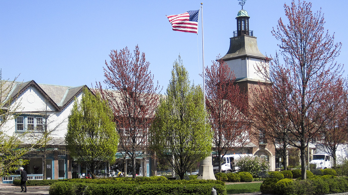 Market Square in downtown Lake Forest, Illinois, where Crescent Grove Advisors is based.